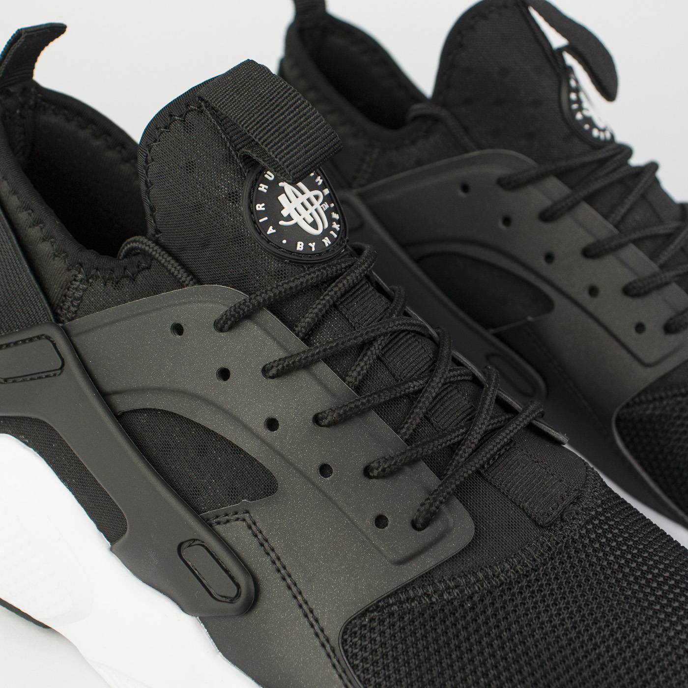 Nike huarache ultra black and white best sale